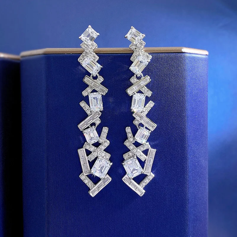 Новинка 2024 серьги с изумрудной огранкой неправильной формы из серебра 925 пробы