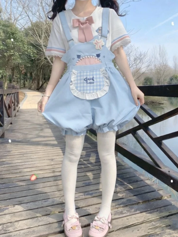 Фото Комплект из 2 предметов в стиле Sweet Lolita: синие, белые, розовые комбинезоны-блумеры с кружевом, рюшами, бантом, клетчатыми карманами и принтом акулы для девочек-подростков на каждый день №1