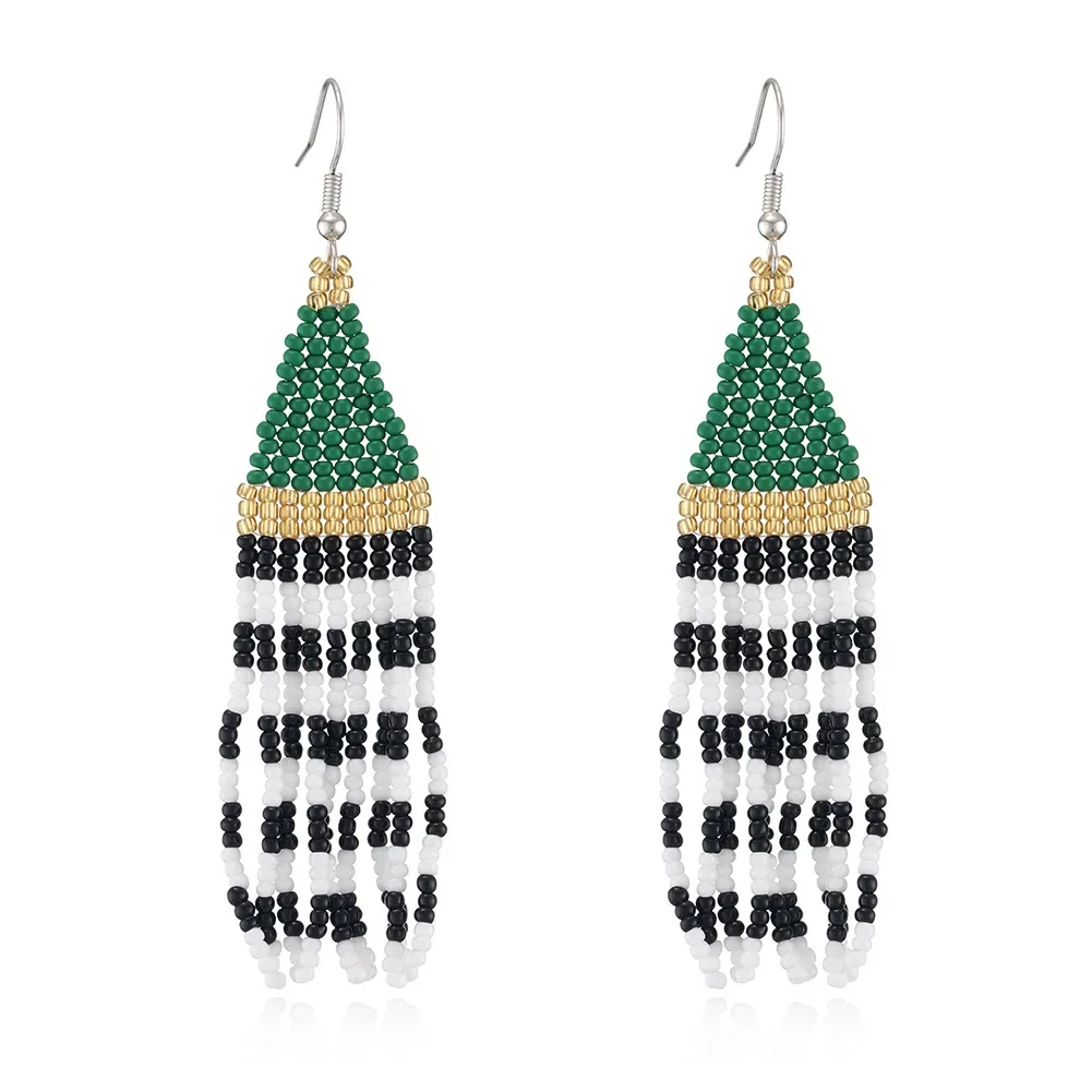 Серьги из рисовых бусин с кисточками черно-белые полоски оригинальный дизайн