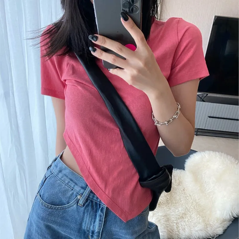 

Женская Асимметричная Однотонная футболка, новинка 2022, Корейская версия облегающего покроя, летний модный короткий сексуальный топ с корот...