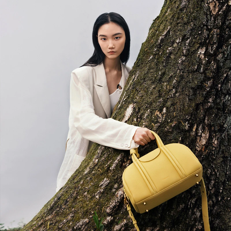 Trendy and stylish, minimalist bowling bag series, large capacity retro cowhide top layer, one shoulder portable crossbody bag