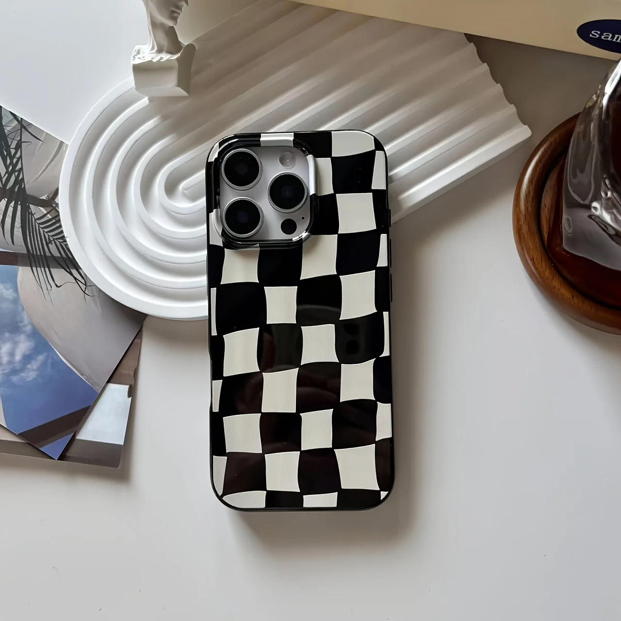 Фото Черно-белый чехол-желе с крупными отверстиями для iPhone 17, 16, 15, 14, 13, 12, 11 и других моделей. Защита от падений. №3