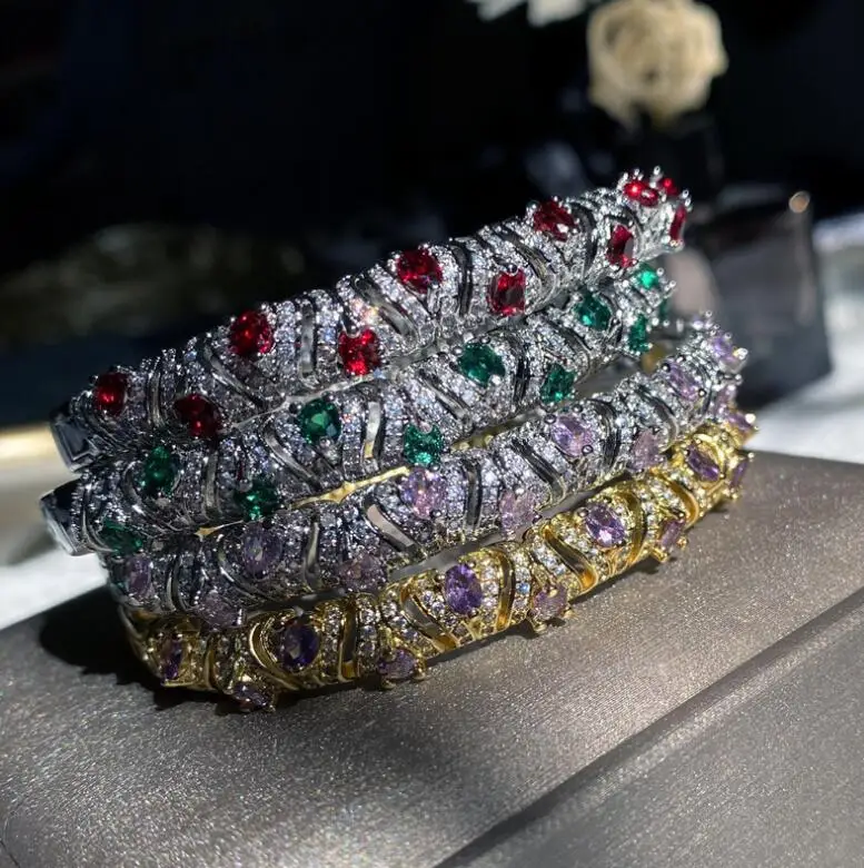 

Женский яркий браслет в стиле ретро с фианитами