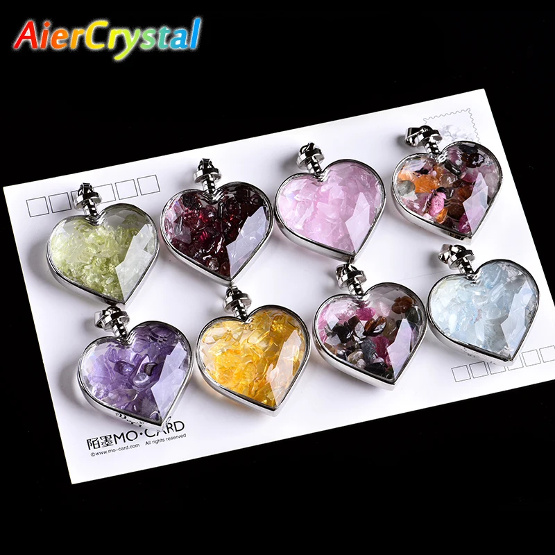 

Ожерелье из металла с натуральным кристаллом и измельченным сердечком