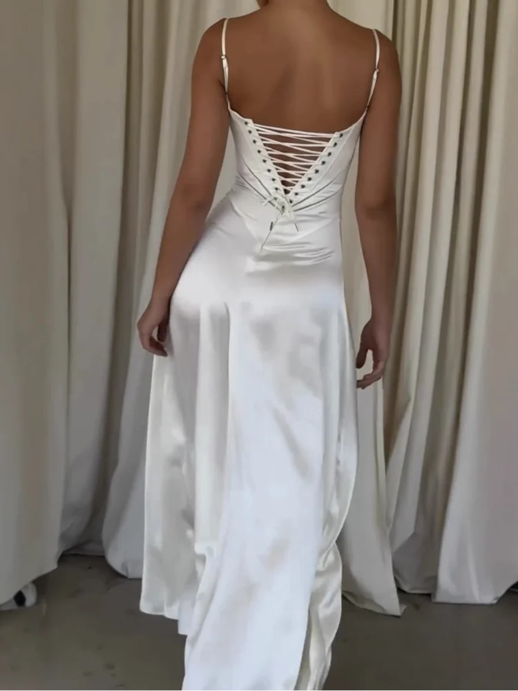 Элегантное белое атласное длинное платье с завязками на шнурке и открытой спиной