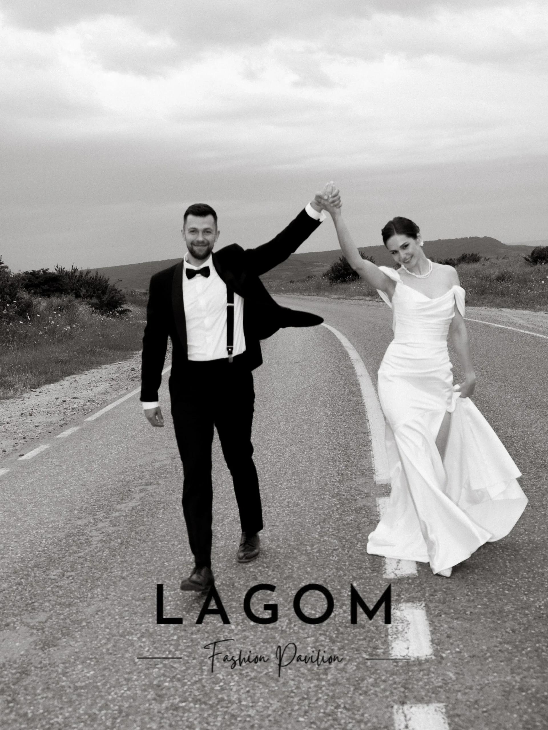 Фото Свадебное платье Lagom White с открытыми плечами, силуэт «русалка», V-образный вырез, плиссировка, индивидуальный пошив, длина в пол, с высоким боковым разрезом. Шарон Саид. №5