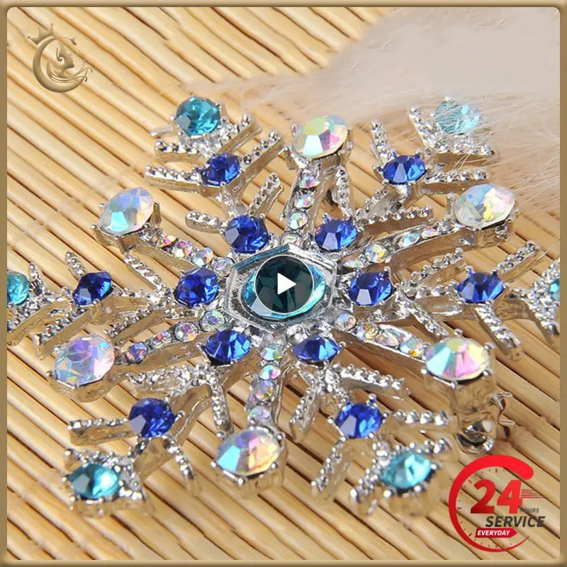 

Pure White Blue Styles Avaibale Rhinestone Snowflake Brooch Autum Winter Design Fashion Party Brooches High Quality Accessories