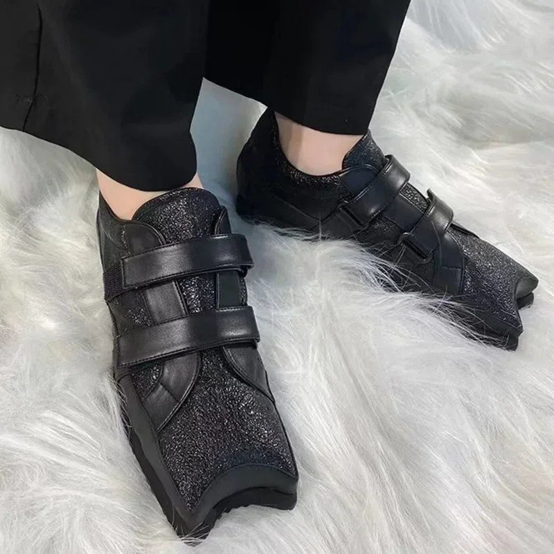 Черные кожаные туфли на плоской подошве с странным носком и дизайном в