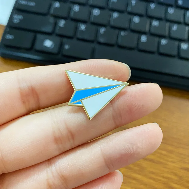 

Забавный женский бумажный самолет жесткая эмалированная булавка милый мультяшный белый самолет искусство оригами значок ювелирные издели...