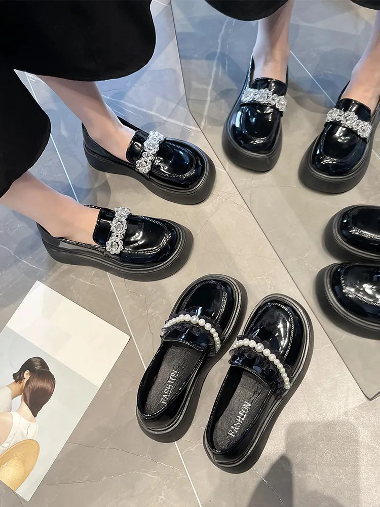 

Балетки женские из лакированной кожи, блестящие лоферы на платформе, круглый носок, в британском стиле, Ретро стиль, с мехом, клоги