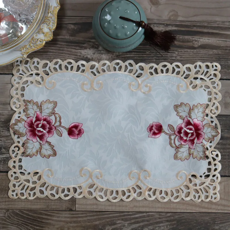 

Розово-красная атласная вышитая скатерть 28x43 см