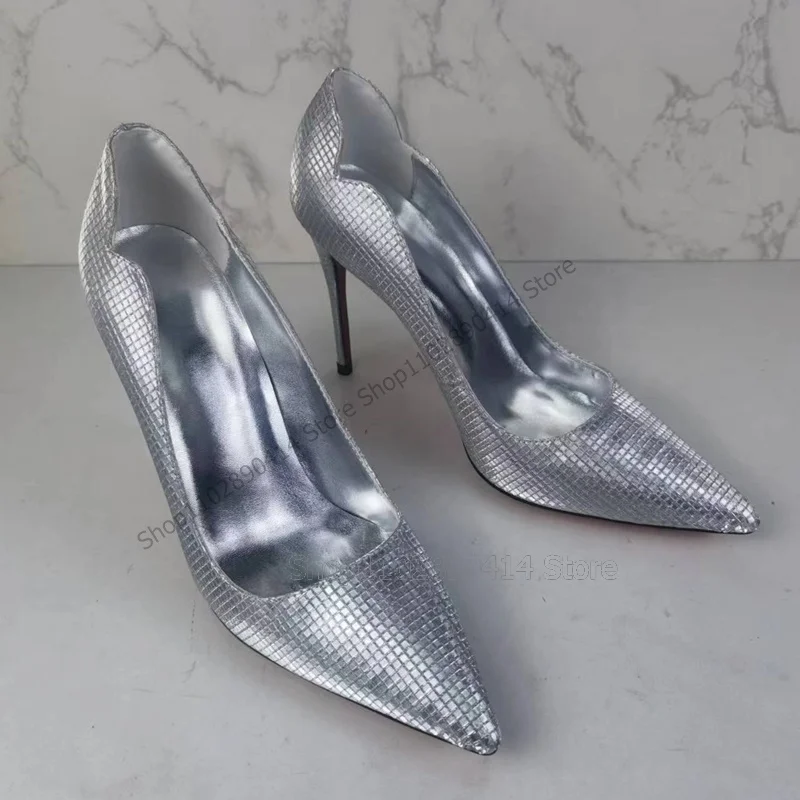 Женские туфли-лодочки серебристого цвета с острым носком без застежки на тонком