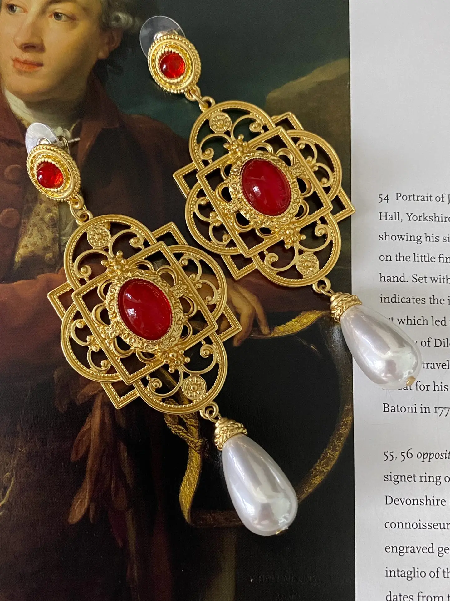 

Серьги до плеч с красным глазурованным перламутром и подвеской для среднего возраста