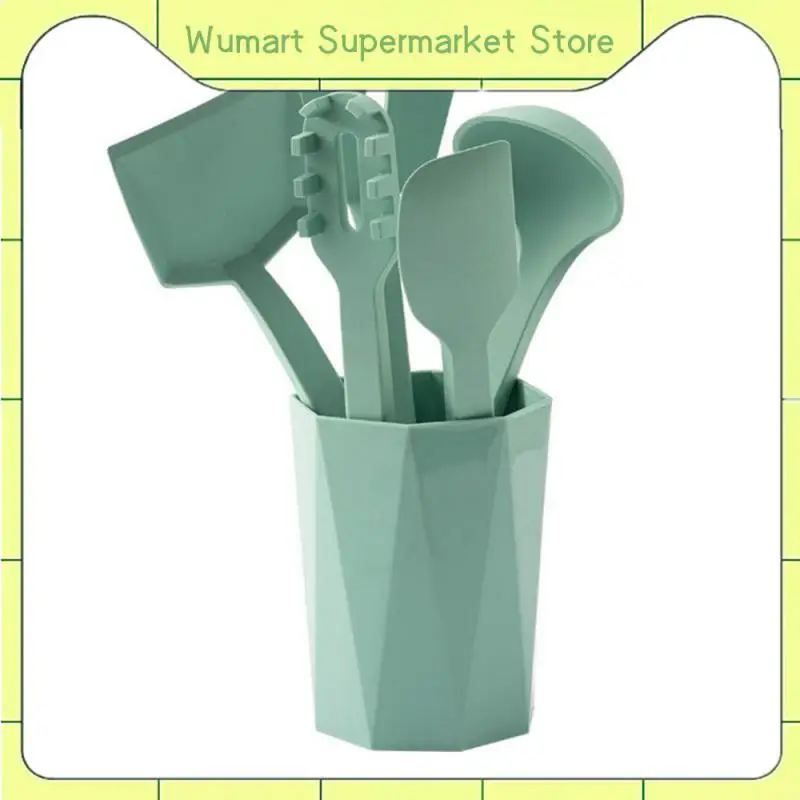 

Кухонная посуда с термостойкой ложкой, лопаткой и антипригарным покрытием