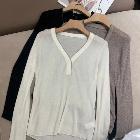 Шелковый вязаный свитер  V-образным вырезом