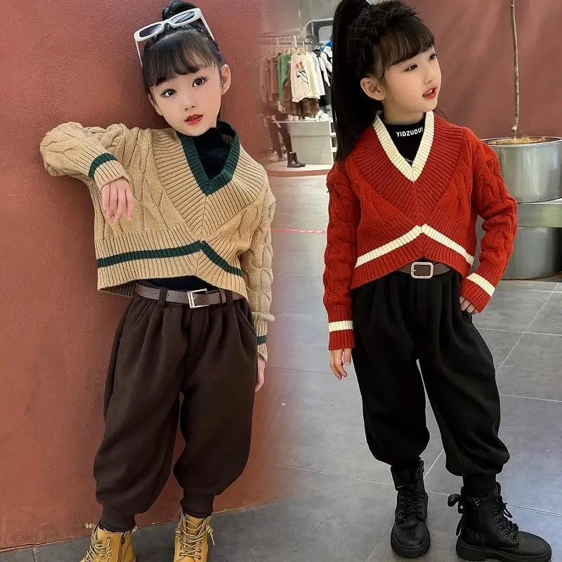 

Комплект для девочек весна-осень Премиум корейский трикотажный свитер с V-образным вырезом + модные повседневные спортивные брюки детская о...