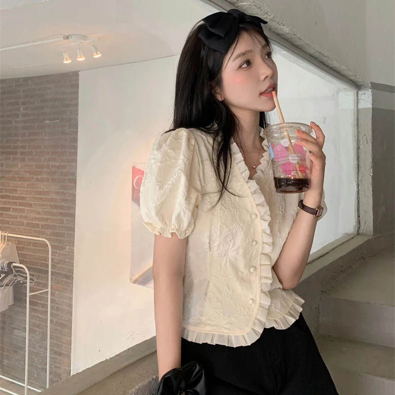 Женская короткая блузка с V-образным вырезом и оборками