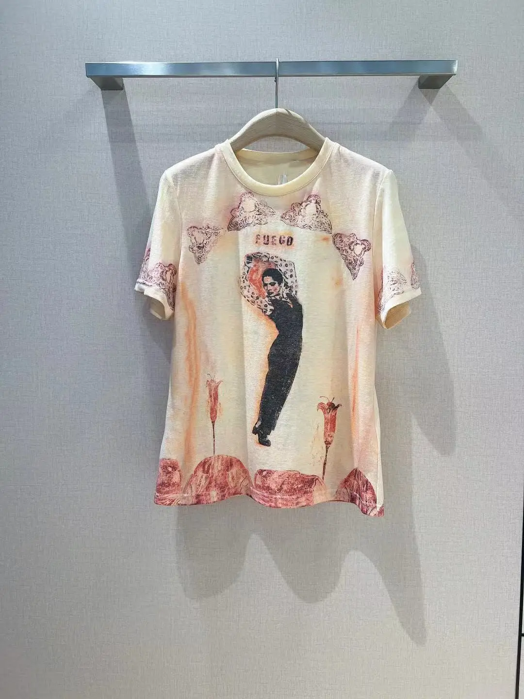 

Женская футболка с коротким рукавом, круглым вырезом и принтом