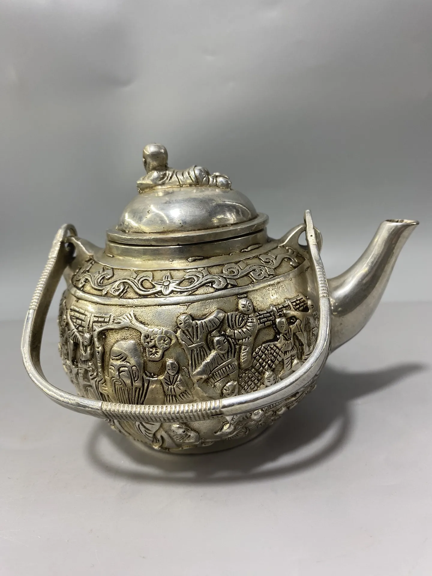 Белый медный горшок имеет красивый внешний вид изысканное мастерство и