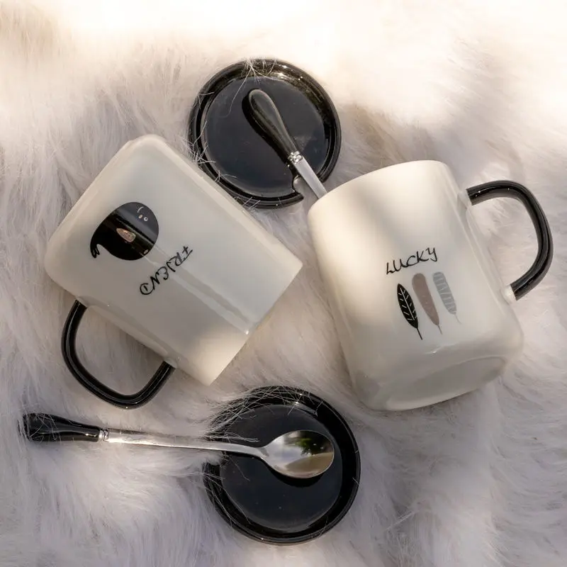 

Кружка с крышкой и ложкой в скандинавском стиле ins, простая черно-белая мужская и женская пара чашек, индивидуальная трендовая чашка для коф...