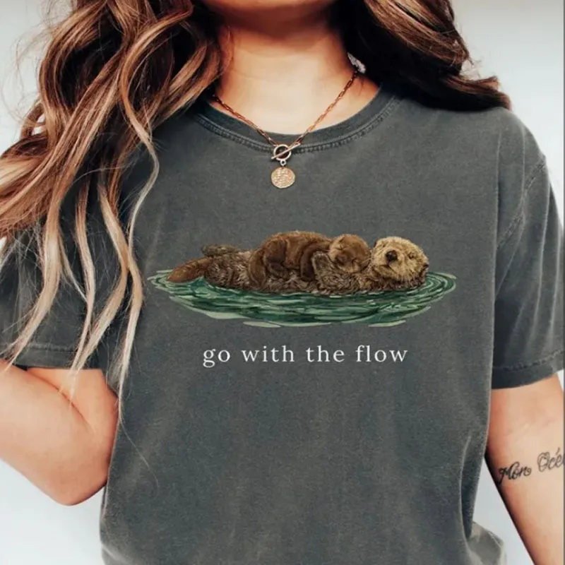 Фото Футболка Go with The Flow с милым изображением выдры, удобная футболка с винтажным природным принтом, женская хлопковая винтажная футболка с короткими рукавами №1