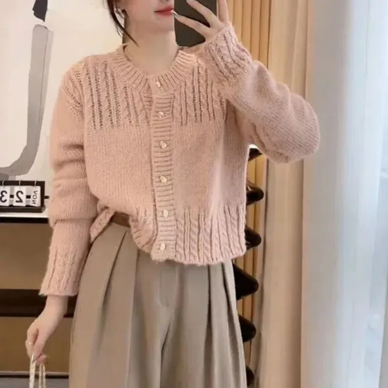 Женский однотонный свитер на пуговицах