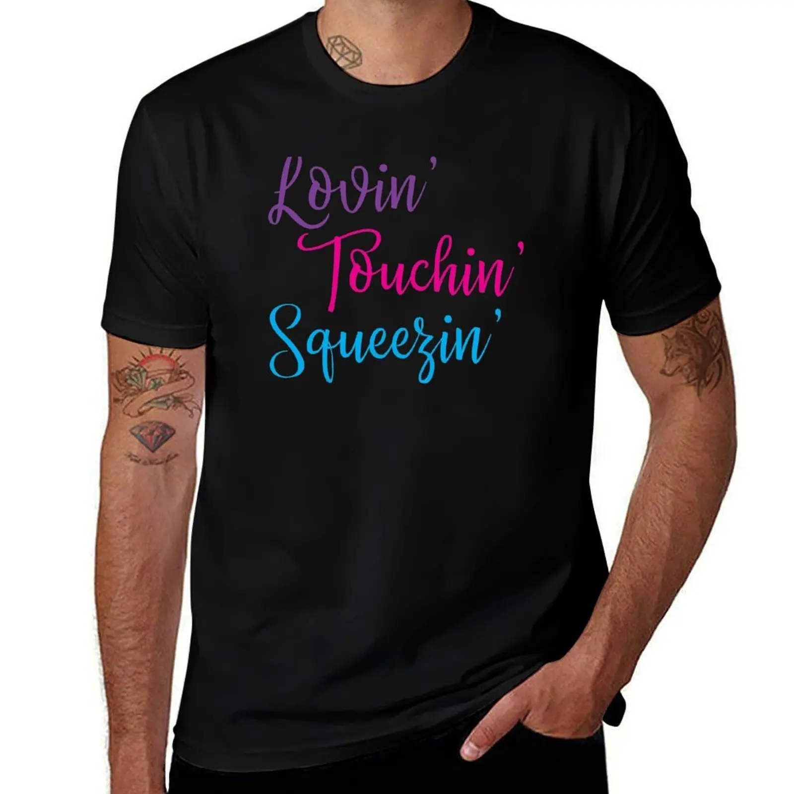 Фото Футболка Lovin' Touchin' Squeezin' — простая повседневная футболка с коротким рукавом. №1