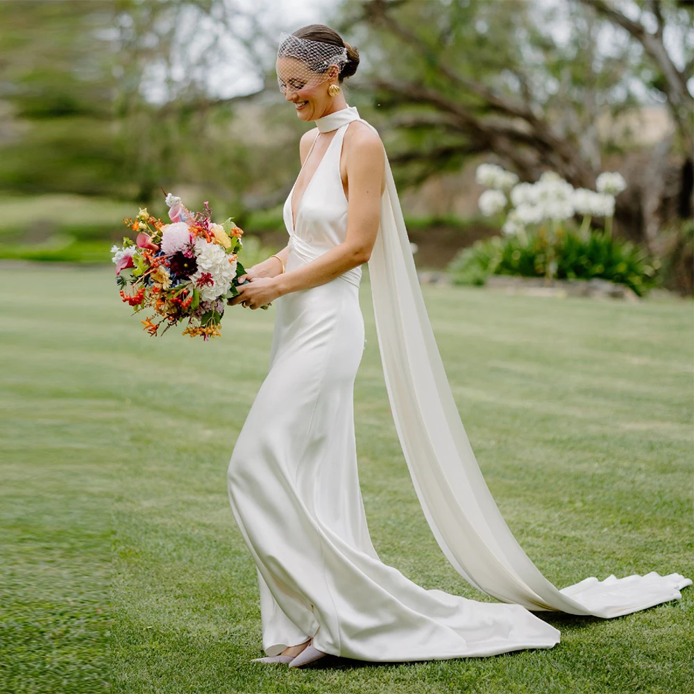 Мягкое атласное свадебное платье с глубоким V-образным вырезом и открытой спиной