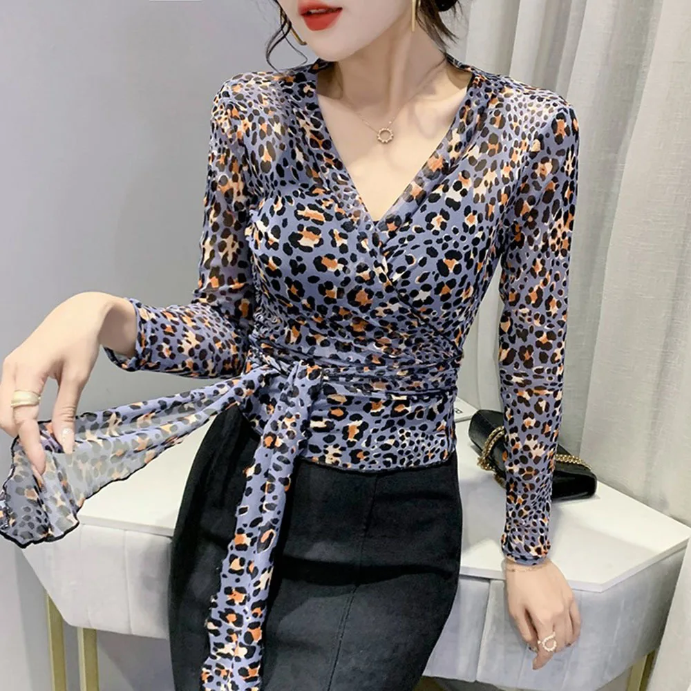 Женская блузка с длинным рукавом V-образным вырезом и цветочным принтом - купить