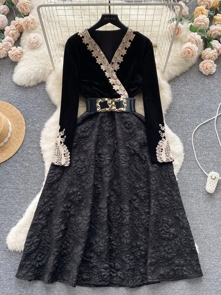 

Женское платье-трапеция с V-образным вырезом и длинным рукавом