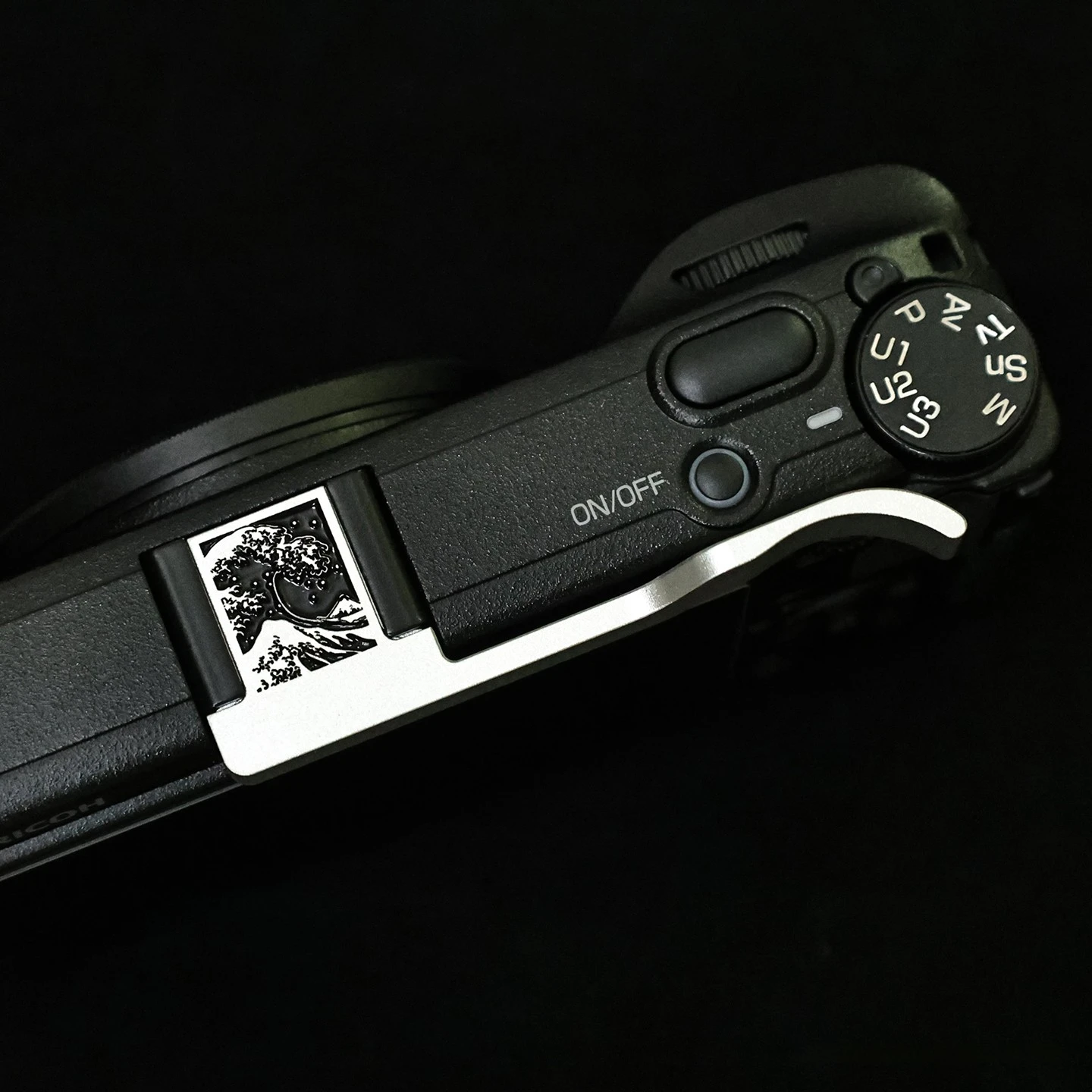 Фото Металлический портативный кронштейн-держатель для камеры Ricoh GR4 GRIV с подставкой для большого пальца (Hot Shoe Thumbs Up Grip) №1