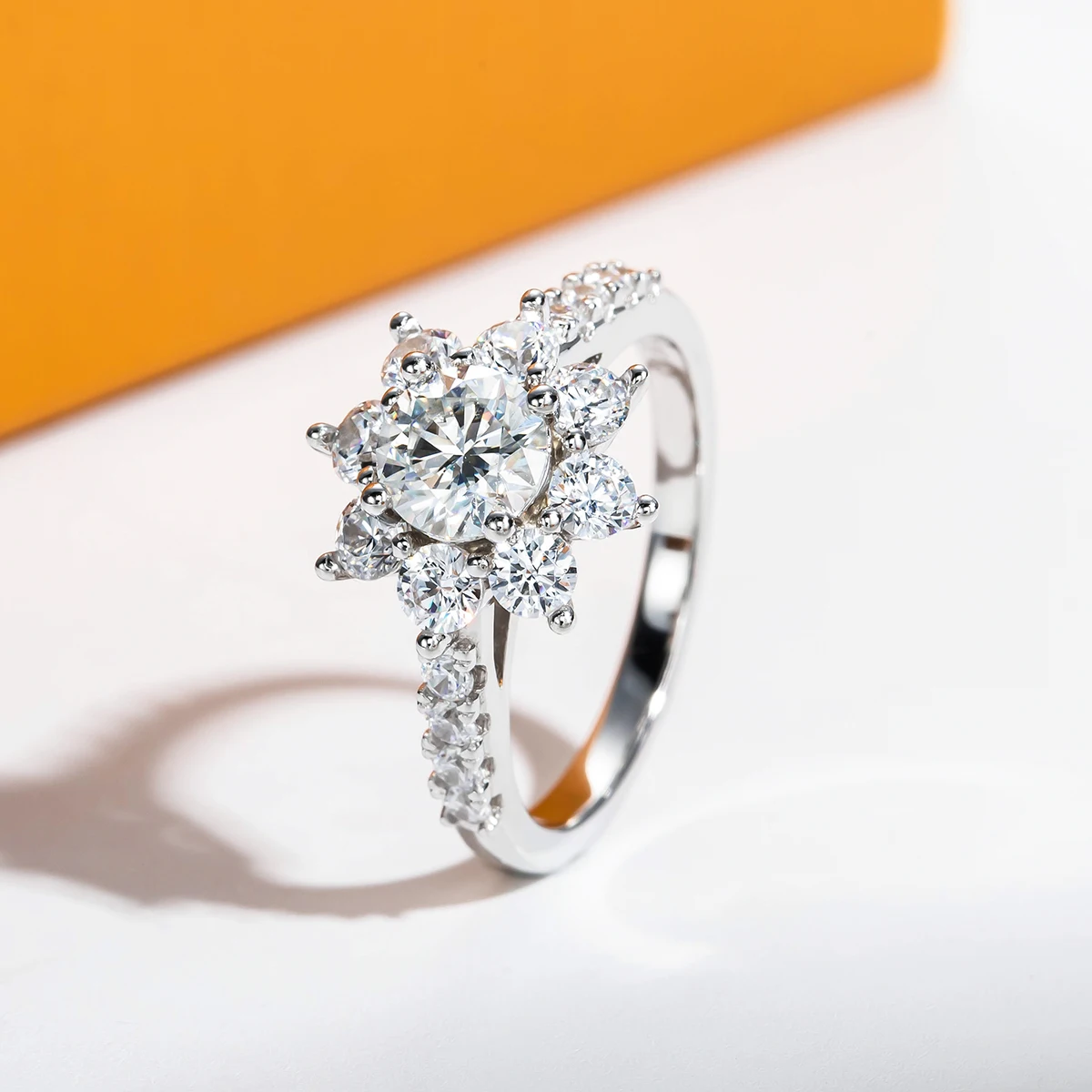 

6mm 0.8CT D Color Moissanite Engagement Rings Solid 925 Sterling Silver With GRA Certifacate Jewelry Wholesale