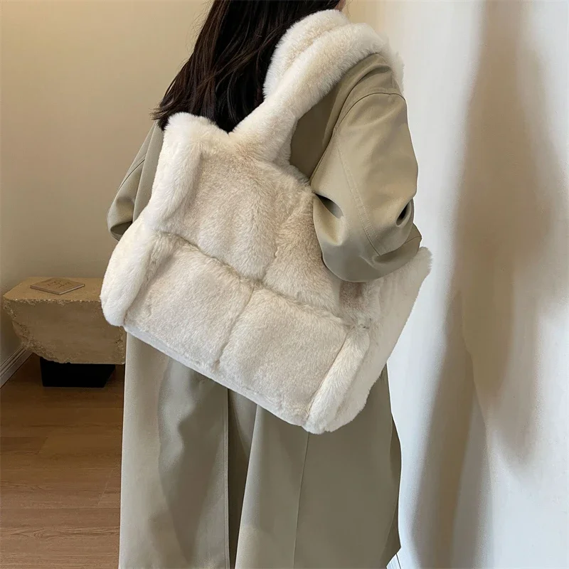 Женская сумка однотонная плюшевая удобная через плечо вместительная