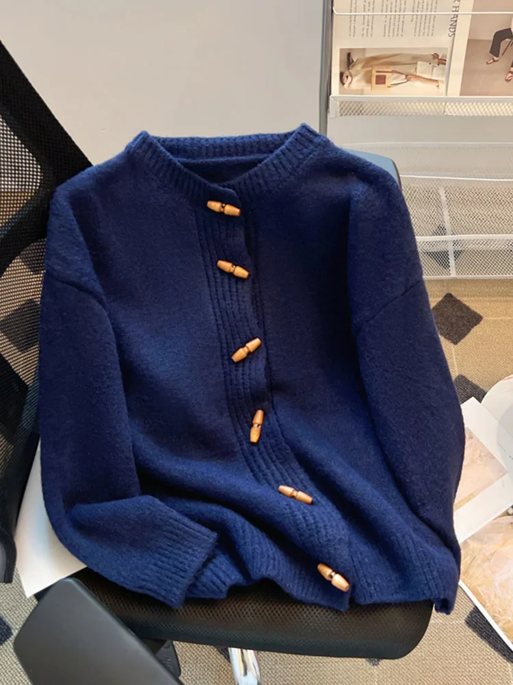 Женский трикотажный кардиган с круглым вырезом длинным рукавом и пуговицами