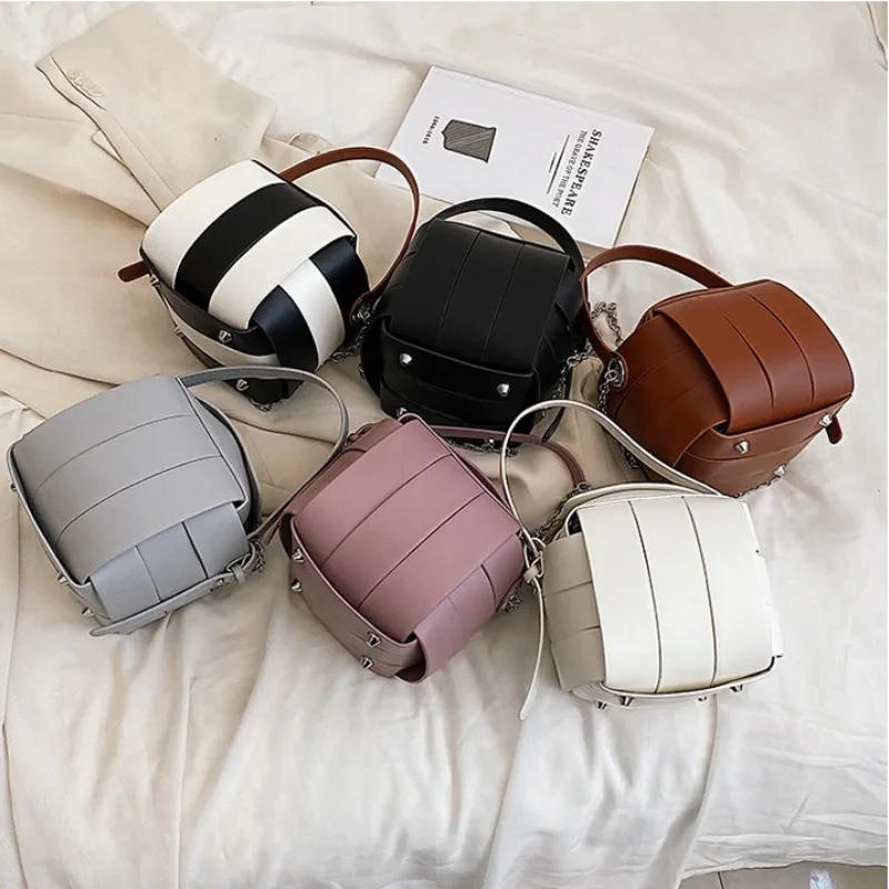 Niche Design Small Bag 2023 Fashion New Lady Hand Lift Bucket Bag Trend Chain Contrasting Shoulder Glyphbing Bag
