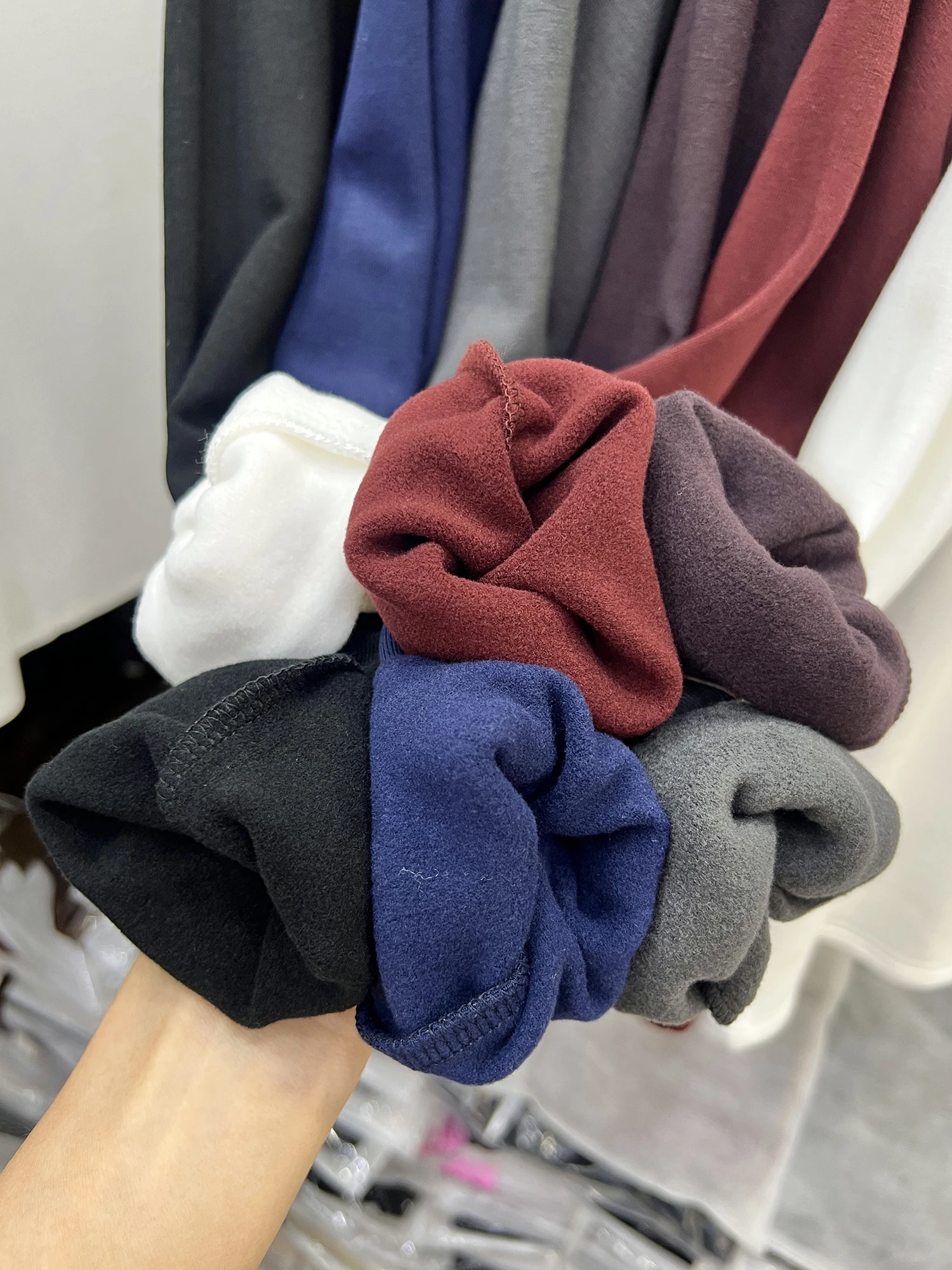 Высококачественная серая трикотажная рубашка с высоким воротником и длинными