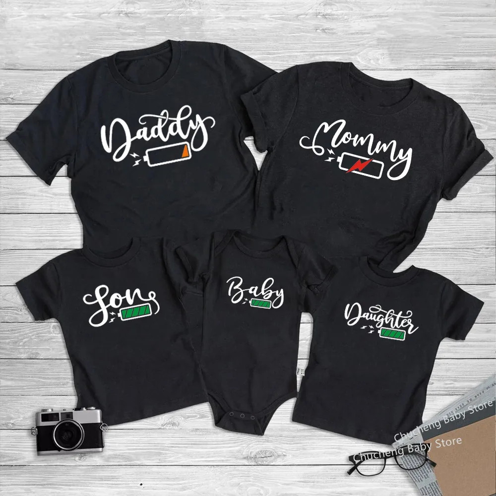 

Funny Battery Print Father Mother Kids Shirts Baby Bodysuit Cotton Summer Family Matching Outfits Mom Dad Children Match Clothes
