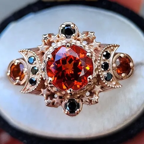 Кольца NovoPublic розового золота с красным и черным камнями