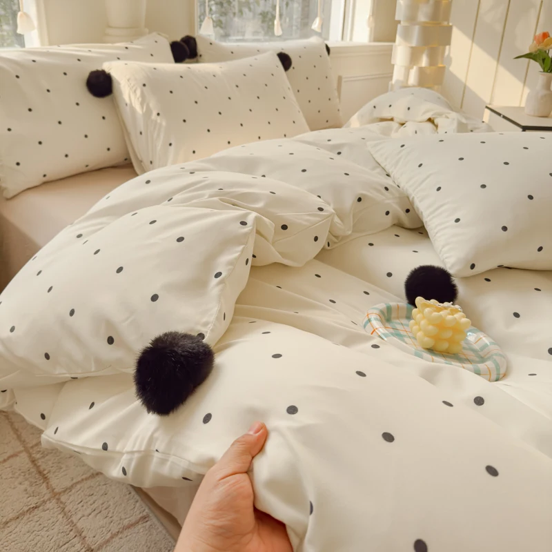 Простой стильный комплект постельного белья приятный для кожи постельное белье