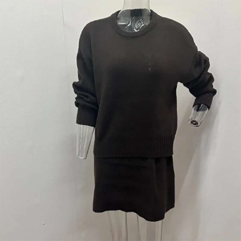 Женский вязаный комплект из двух предметов