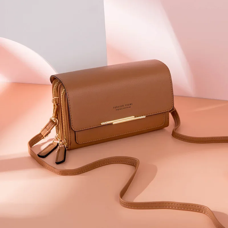 Однотонная женская сумка-мессенджер с надписью и множеством карманов