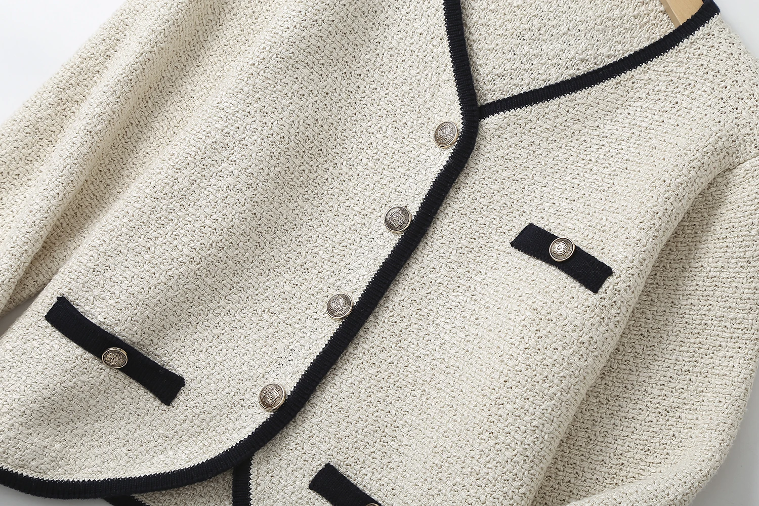 Женский короткий свитер с V-образным вырезом