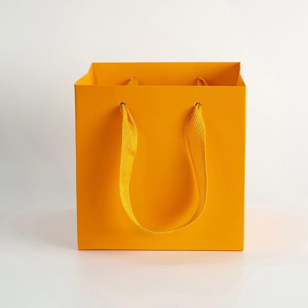 

24 шт., Пользовательский логотип, оптовая продажа, продуктовая белая, коричневая, черная, женская сумка с ручкой для свадебной вечеринки, рождественской упаковки