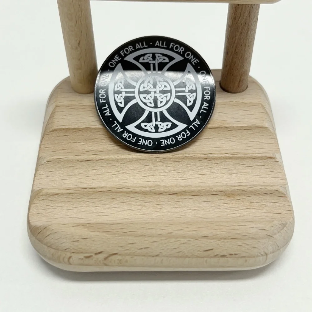 Брошь с логотипом Shaman