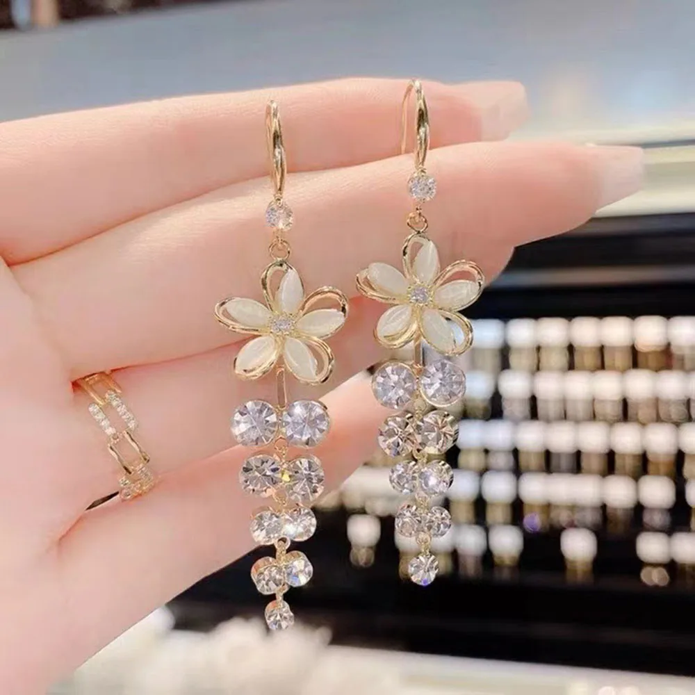 

2023 New Hot Premium Light Luxury Flowers Retro Vintage Fairy Palace Style Jewelry Earrings for Women Ins Party Gifts