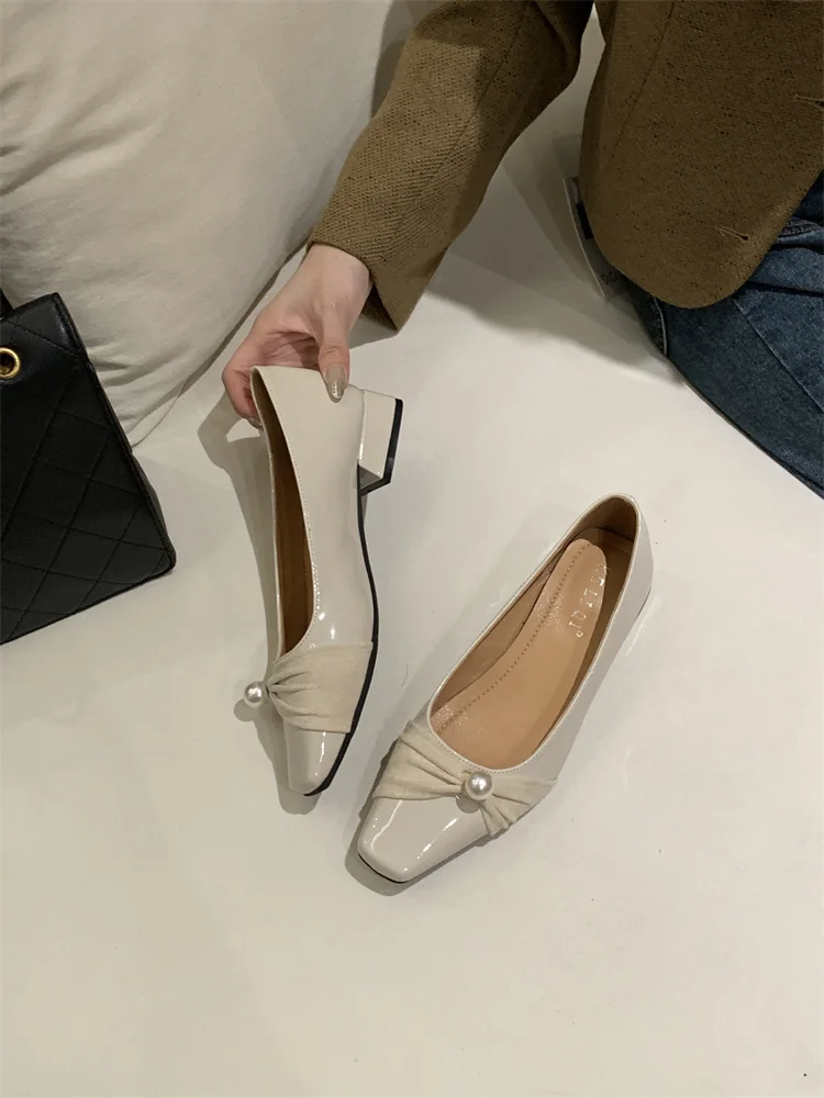 Бабушкина обувь женская с острым носком модная на низком каблуке 2024