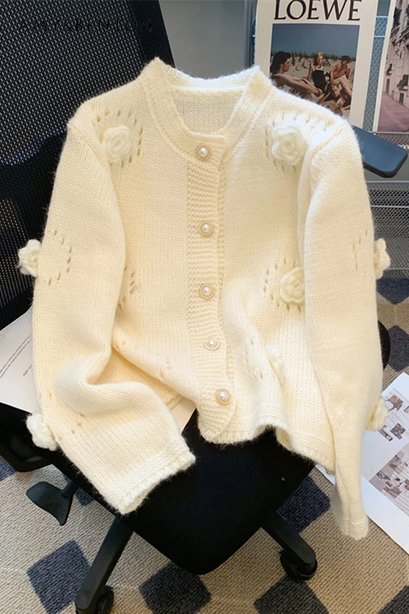 

Свитер женский трикотажный однобортный с трехмерными цветами, на осень/зиму