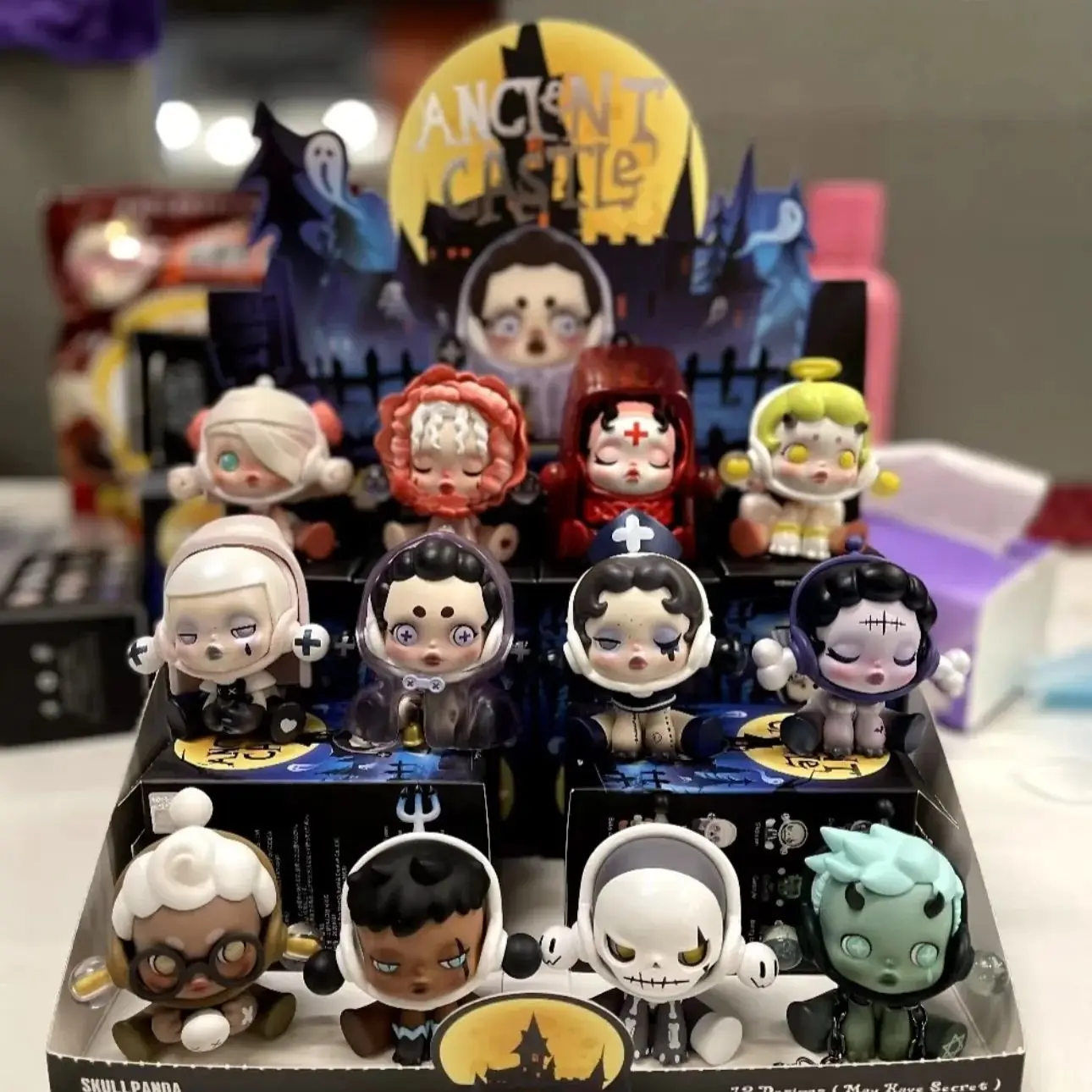 Фото POP MART SkullPanda Ancient Castle Serie Оригинальная глухая коробка Mystery Box Guess Bag Игрушки Кукла Симпатичные аниме-фигурки Настольные украшения №1