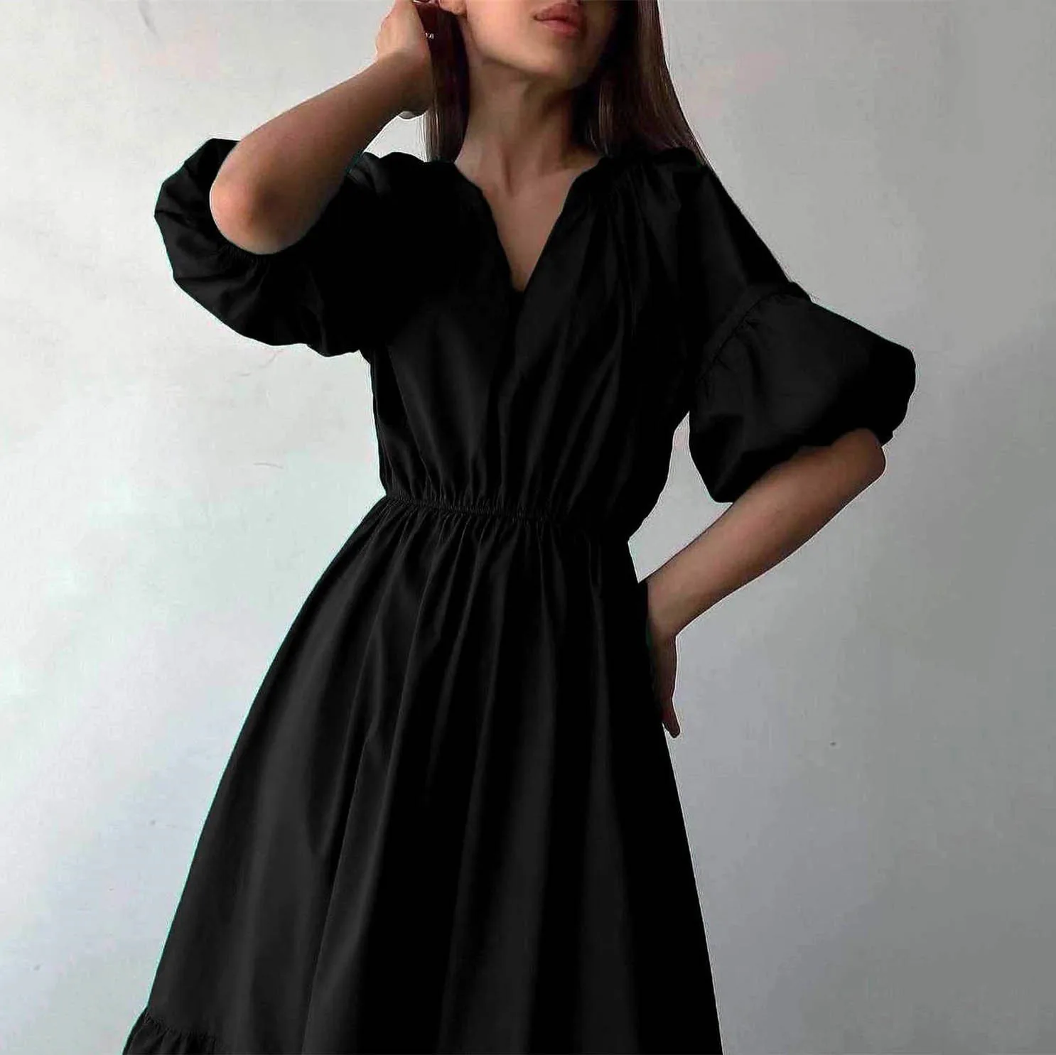 Женское летнее платье с высокой талией и пышными рукавами длинное v-образным