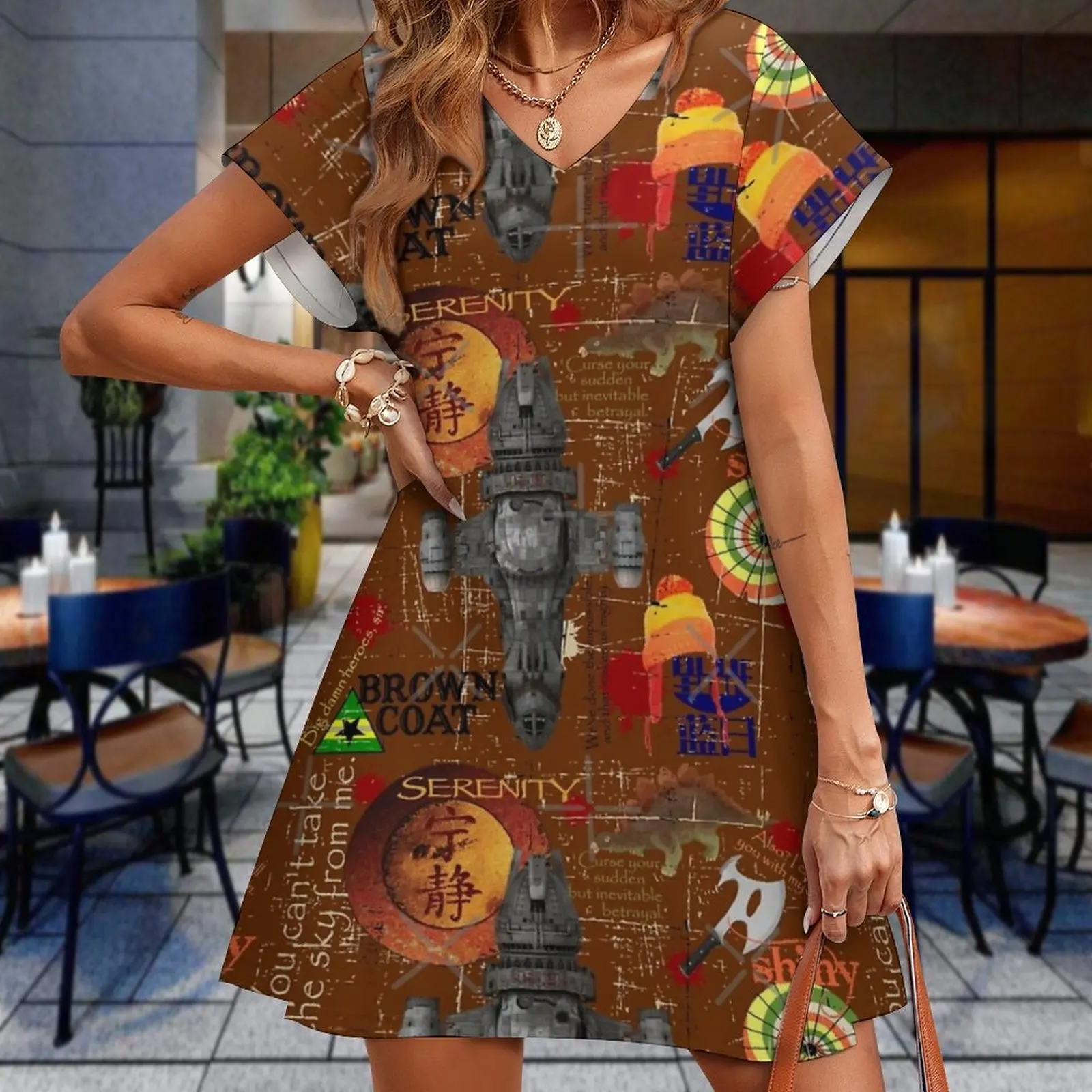 

Женское платье с V-образным вырезом и коротким рукавом